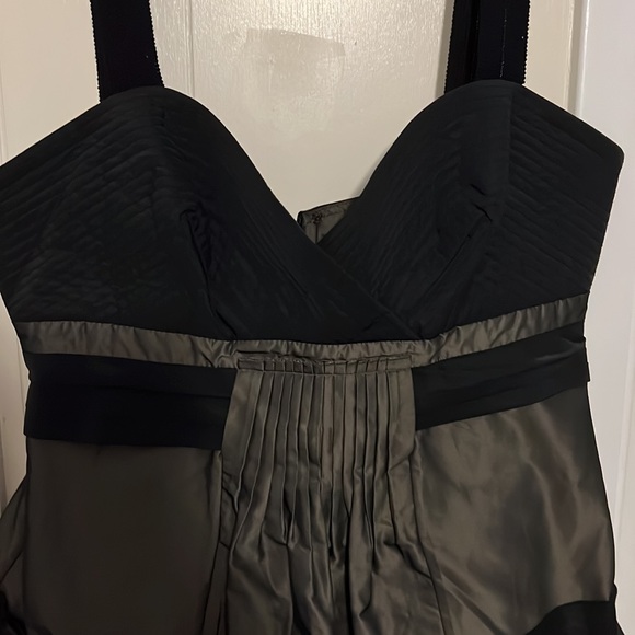 Outrageous BCBG MaxAzria Top size medium excellent condition - Picture 2 of 5